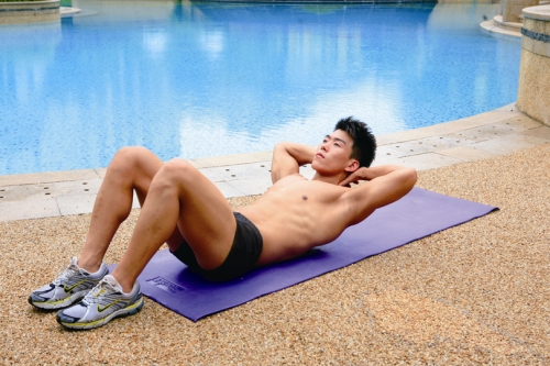 地板上仰卧起坐.jpg