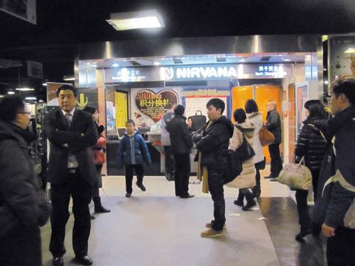 会员在青鸟健身百盛店讨说法。.jpg
