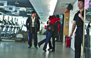 恢复营业的青鸟健身安贞店，一位会员激动地和教练拥抱.jpg