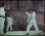 无特技的把人踢飞.gif
