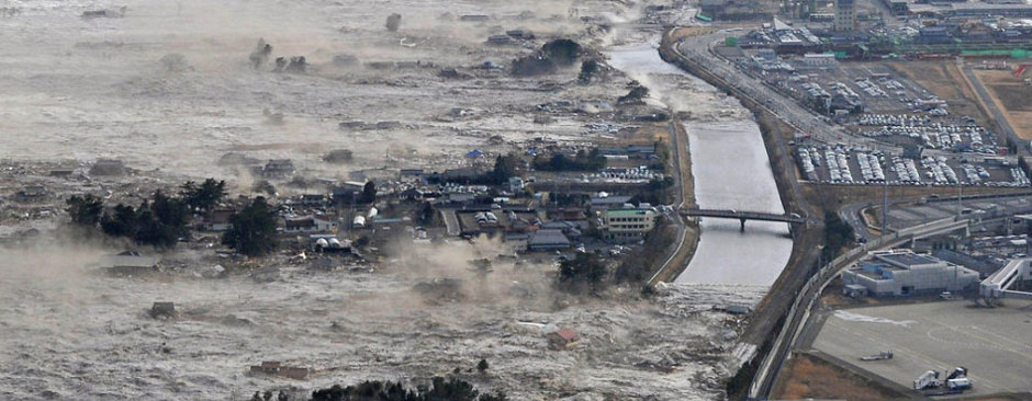 13英尺海啸冲击日本沿海地带.jpg