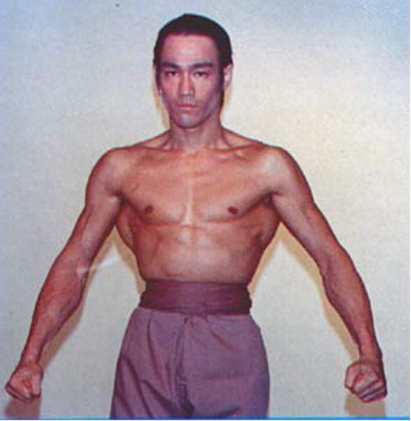 看看李小龙的钢筋铁骨吧
