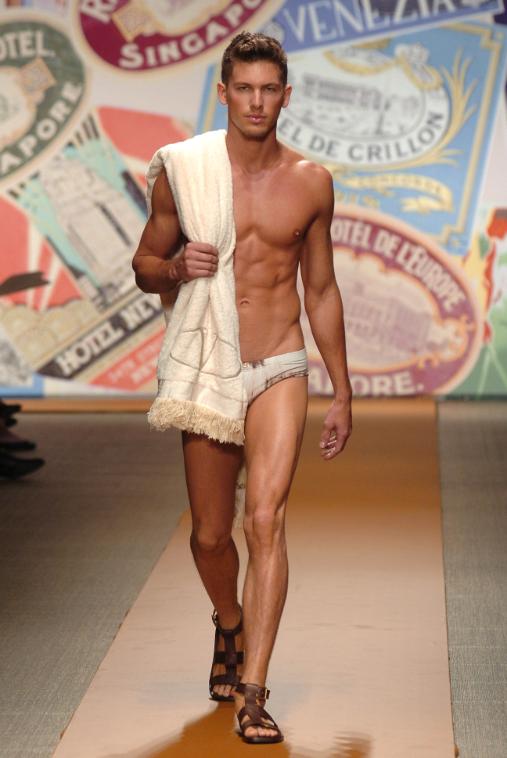 99658_Valentino_SS07_122_56lo.jpg