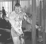 站姿拉力器单臂反握弯举.gif