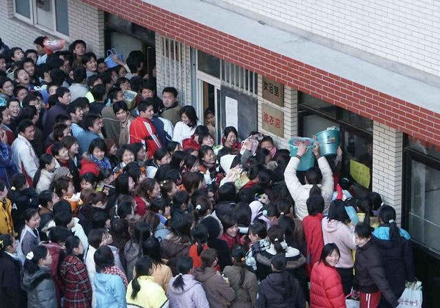 高校浴室允许男女共浴后的火爆场面.jpg