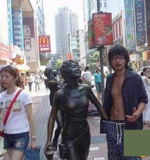 美女手伸入男生裤子里.jpg
