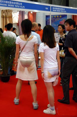 美女裙子太薄了，都成透视装了.jpg