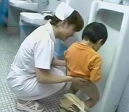 小护士脱人裤子，还看人小JJ.jpg