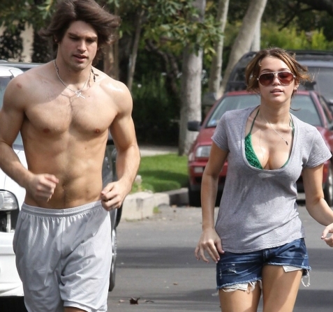 miley-cyrus-justin-gaston-joggin-4.jpg