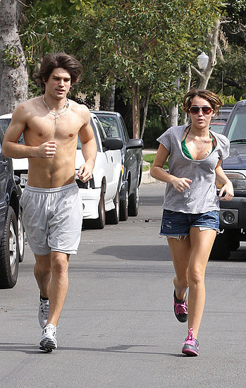 5654016c4ab86e39_Miley-justin-jog.preview.jpg