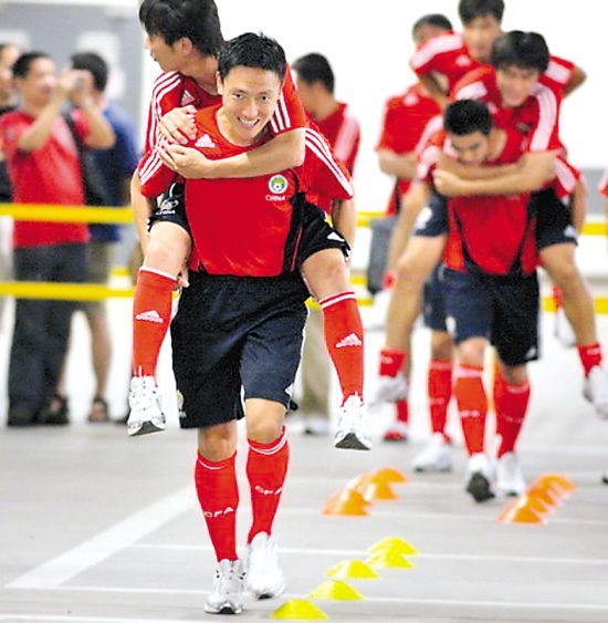 国足玩“背媳妇”的赛跑游戏.jpg